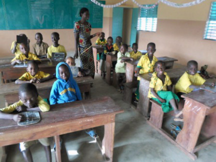 Niños y niñas de Sirarou disfrutando de sus nuevas aulas de estudios