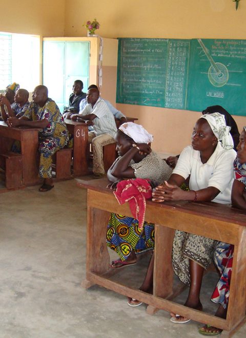 Actividad de sensibilización con madres y padres, en la escuela Esteban de Sirarou