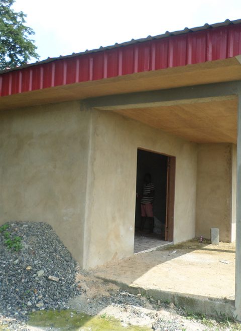 Fachada del nuevo centro Promoción de la Mujer en Río Muni. Kogo, 2015